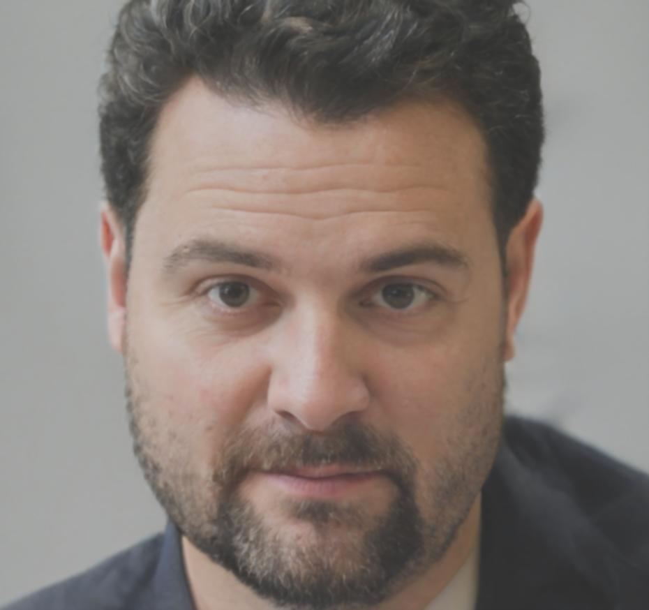 Головний викладач школи Foxtronos Stynthios