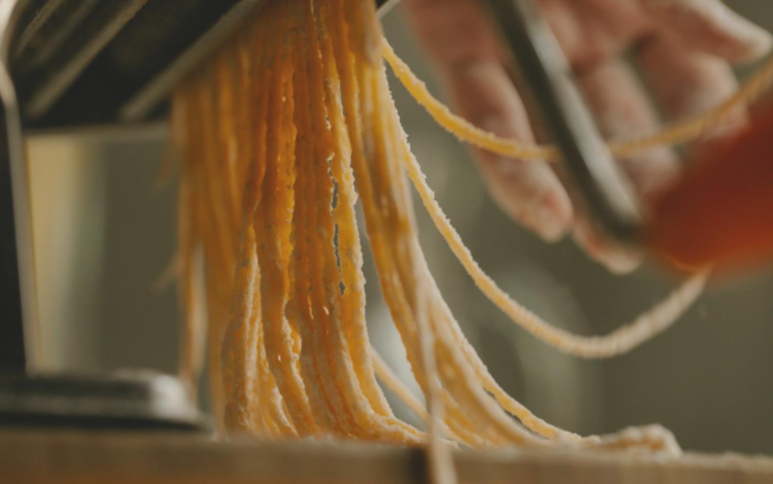 Професійна кухня з сучасним обладнанням та інгредієнтами для навчання